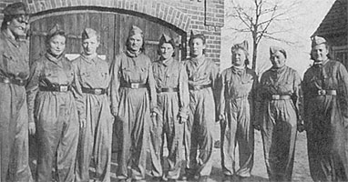 Gruppenbild der Frauen vor dem Spritzenhaus: Liesbeth Rost, Margarete Mhle, Agnes Hannemann, Erika Ehrenberg, Hilde Schulze, Elisabeth Bastian, Dorothea Finkel, Anna Schrder, Gertrud Raack