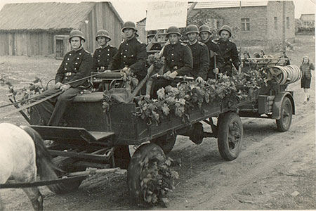 FF beim Umzug in Grfendorf (Foto: 1955)