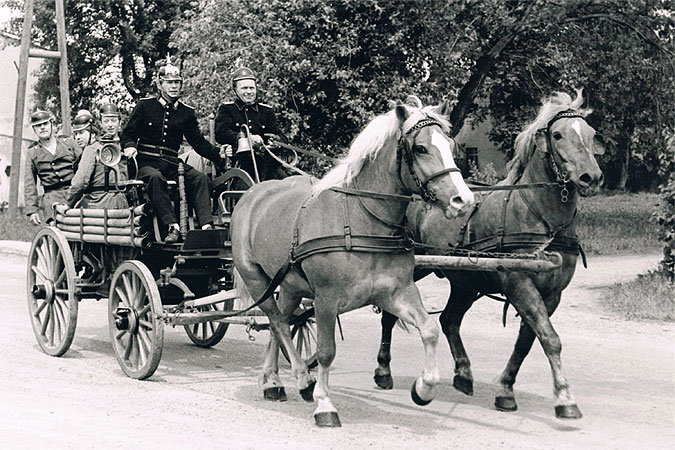 Spritzenverband 1909 zum Parkfest Grfendorf (Foto: 1987)