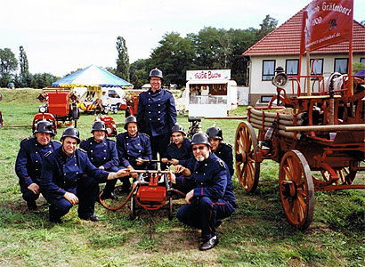 Mannschaftsfoto beim Feuerwehrjubilum in Schnewalde (Foto: 2006)